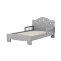 **Lit enfant en bois gris avec étoiles et barreaux de sécurité**